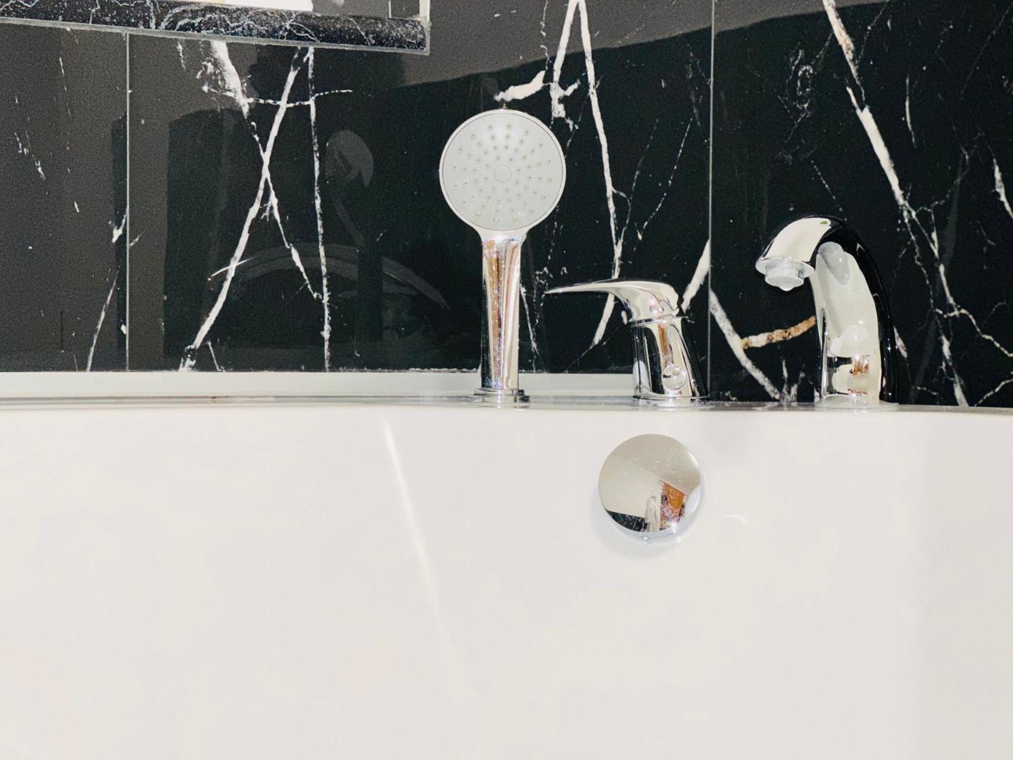 Hedonist Jacuzzi Apartman *